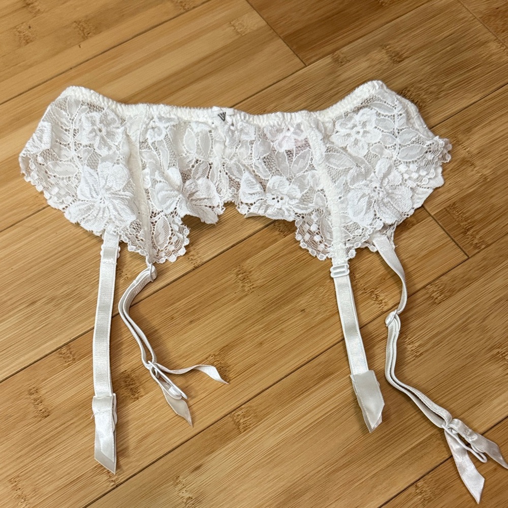 Victoria’s Secret White Lace Garter Belt Medium